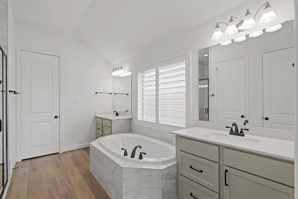 Soaking tub and separate sinks