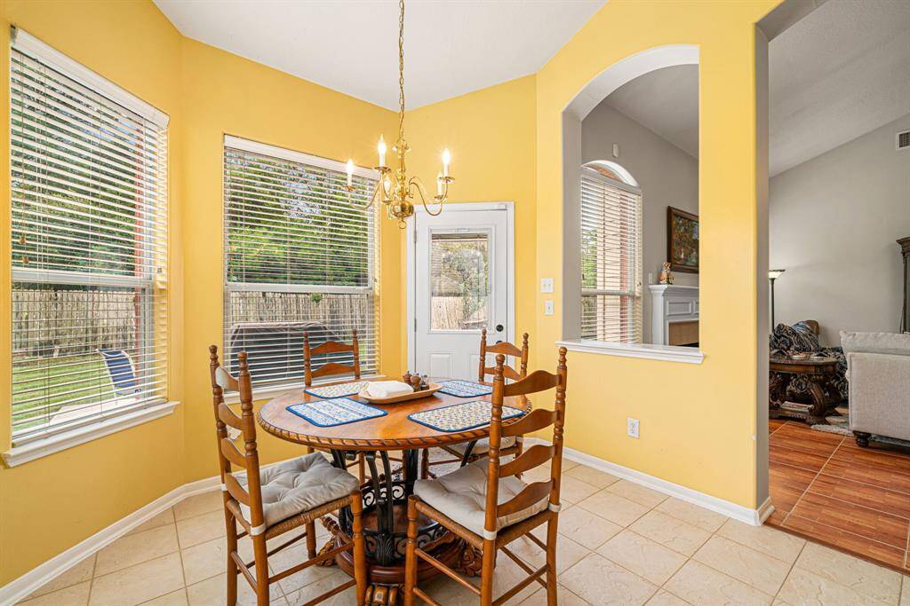 Plenty of space for more casual meals in this cheery breakfast room