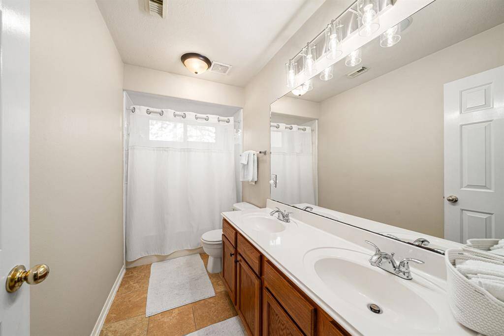 Secondary bathroom with double sinks and tub/shower combo