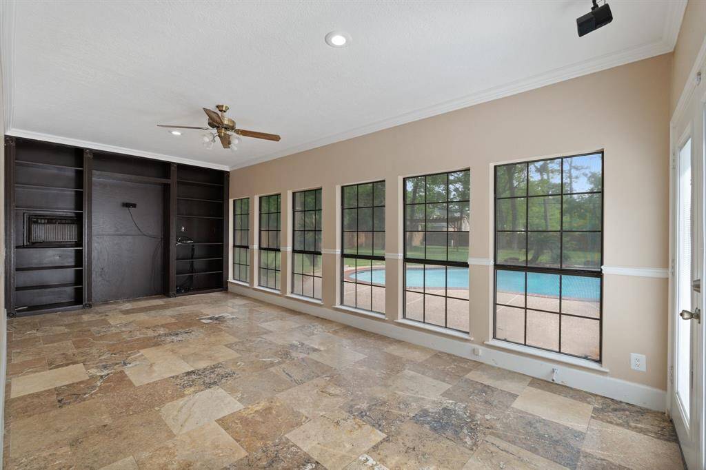 A multi-purpose room that adapts to your needs whether it's for games, work, or exercise.