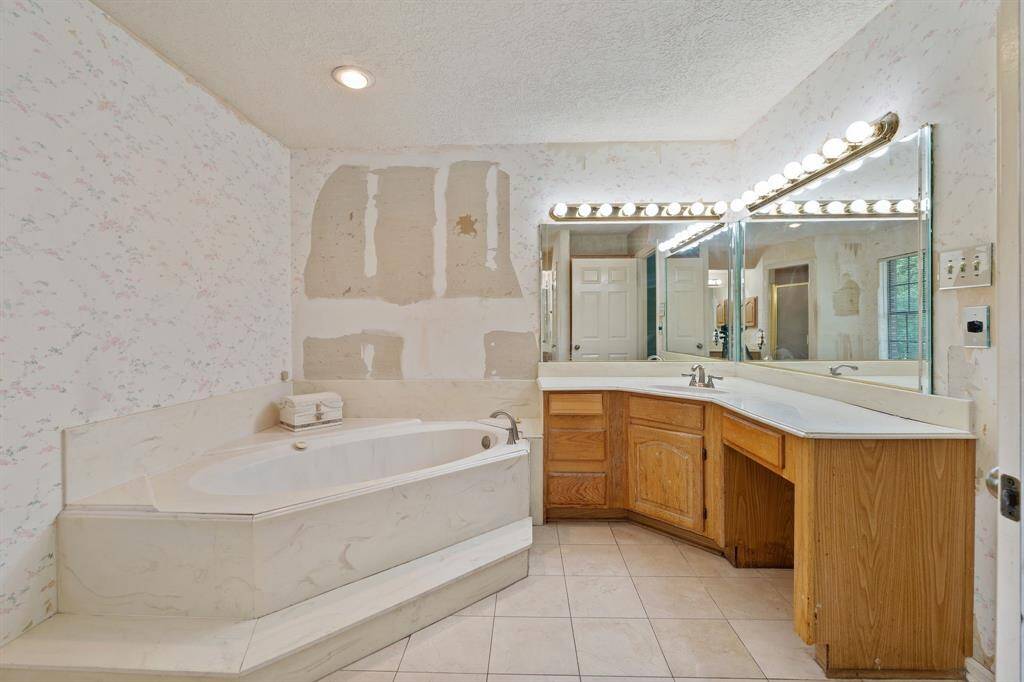 Primary bath offers great potential for updates, allowing you to customize the space to your taste.