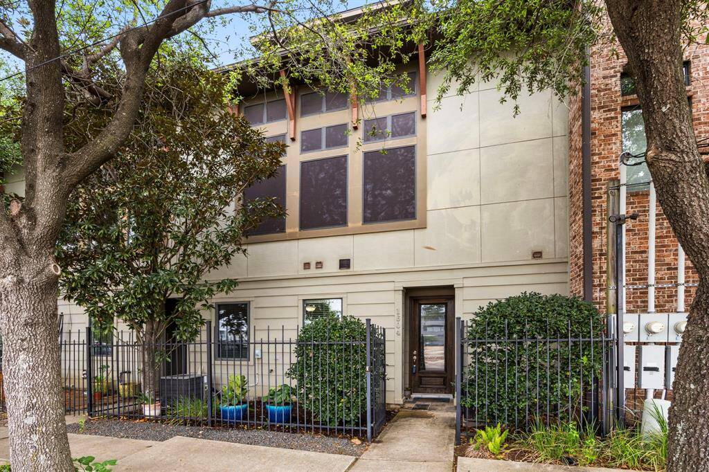 Townhome located in the heart of the city!