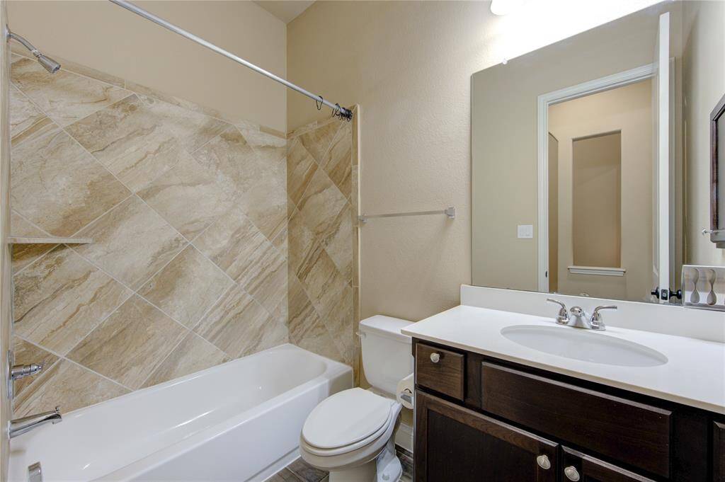 Shared bath w/bedrooms 2 & 3