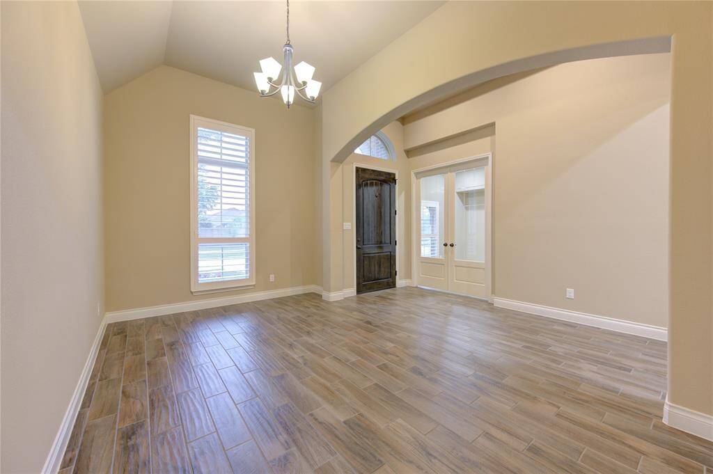 Spacious dining room, perfect for family get togethers.
