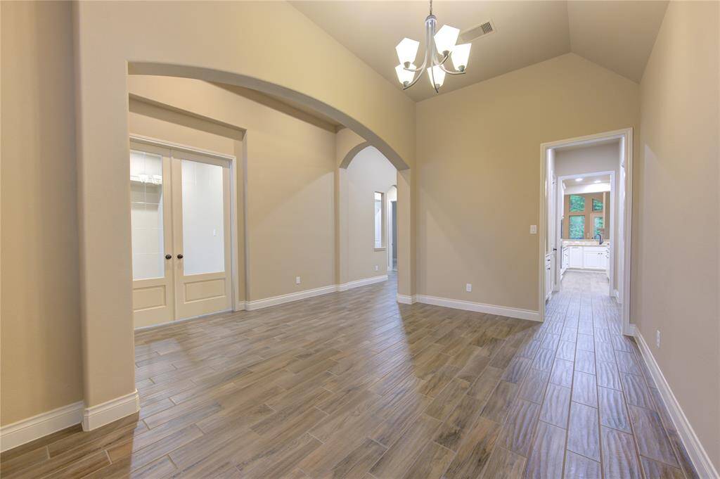 Spacious dining room, perfect for family get togethers.