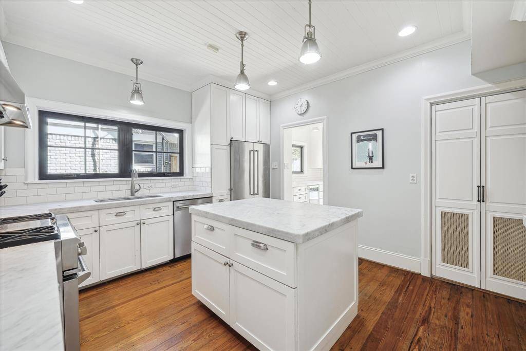 Kitchen features marble countertops, island, gas cooktop, hardwood floors, walk-in pantry, and SS refrigerator/appliances.