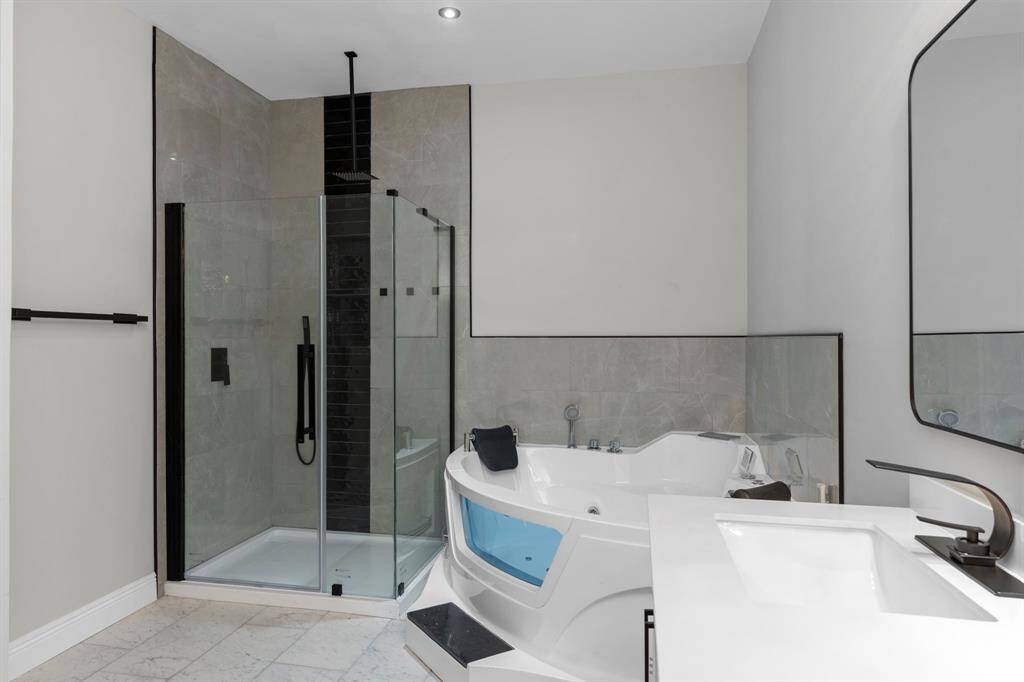 Walk in shower and Jacuzzi tub