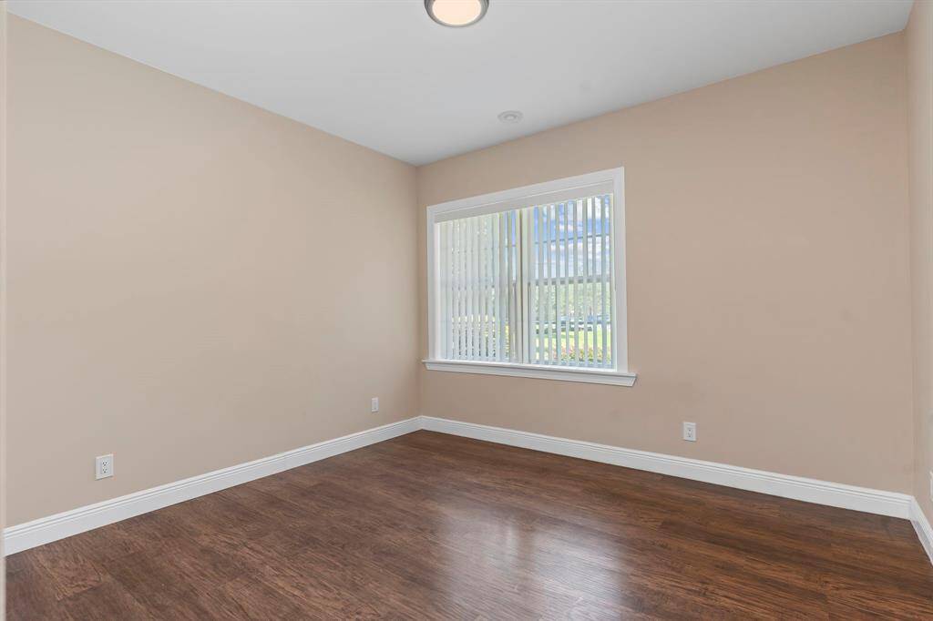 Secondary bedroom.