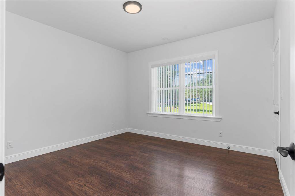 Secondary bedroom.