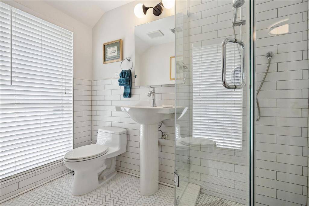 En suite bath for Secondary bedroom 3