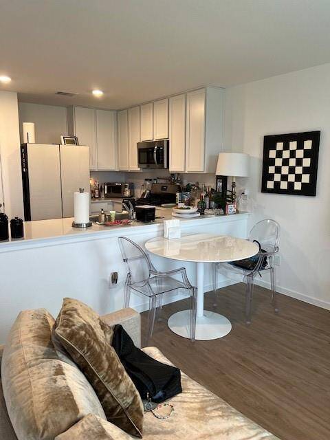 Kitchen/dining combo