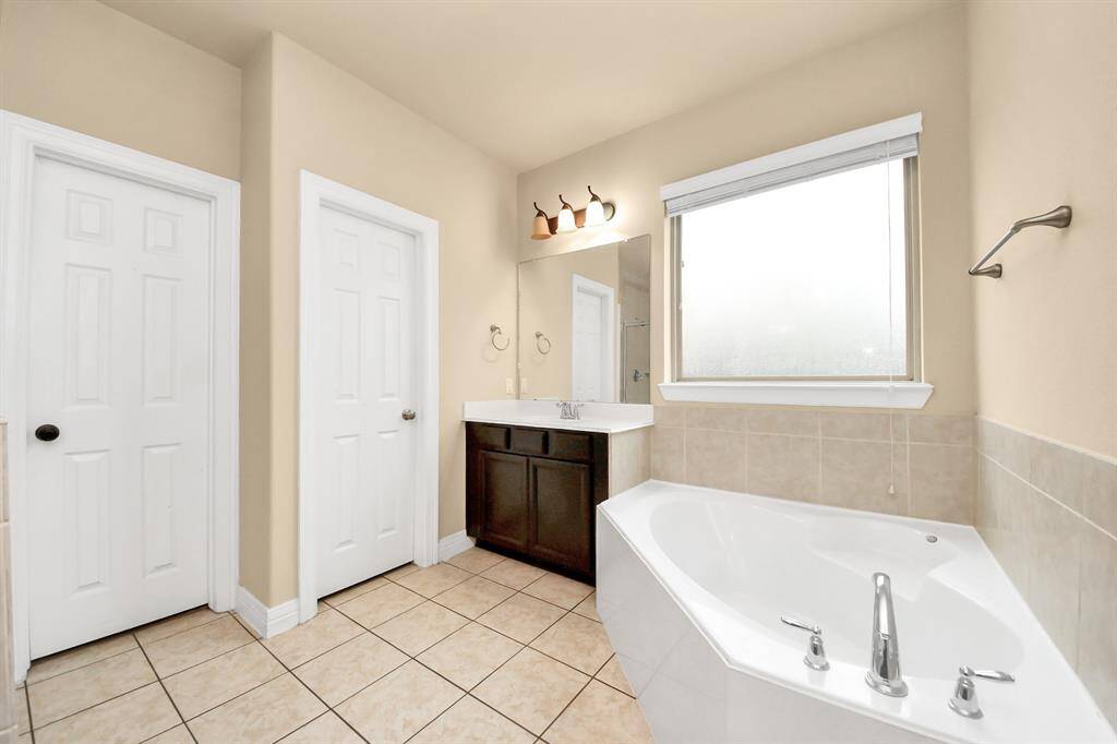 Soaking tub