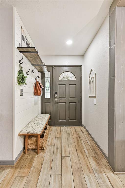 Custom hall tree wall offers the perfect blend of style and function—ideal for organizing coats, bags, and shoes right at the entry. A smart, stylish first impression!