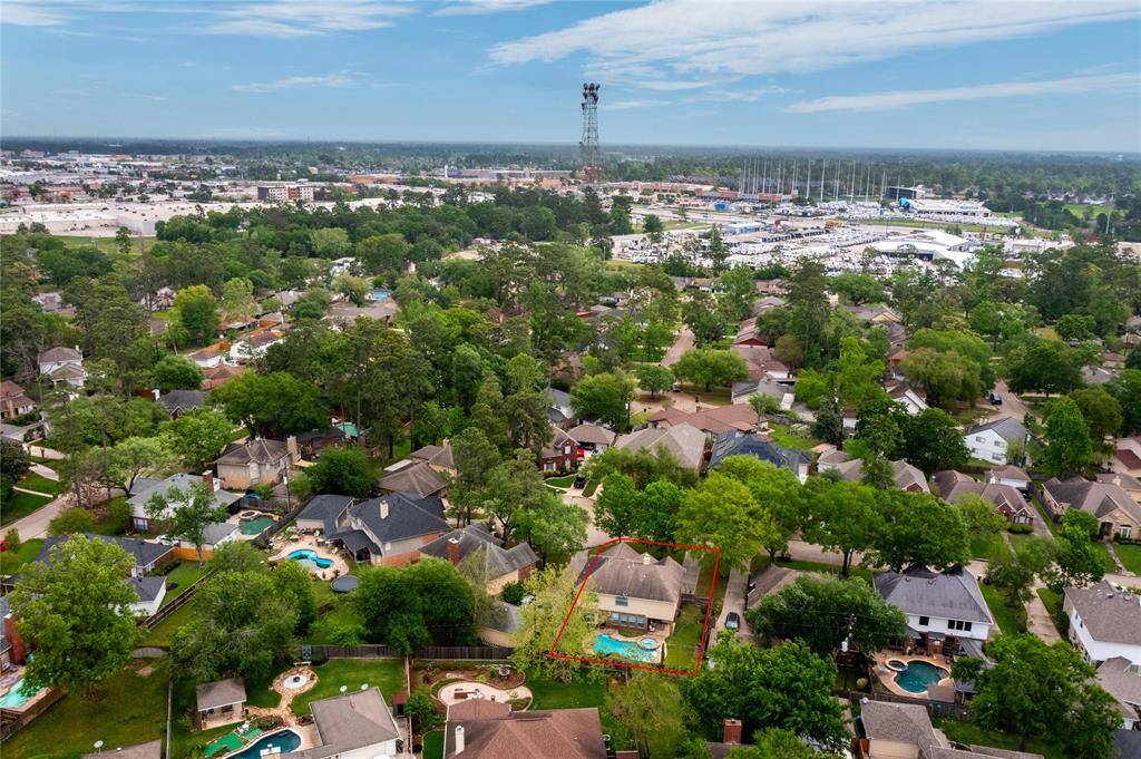 You're just minutes from tons of shopping, dining, and entertainment venues like Target, Starbucks, AMC movie theater, Top Golf, and so much more!