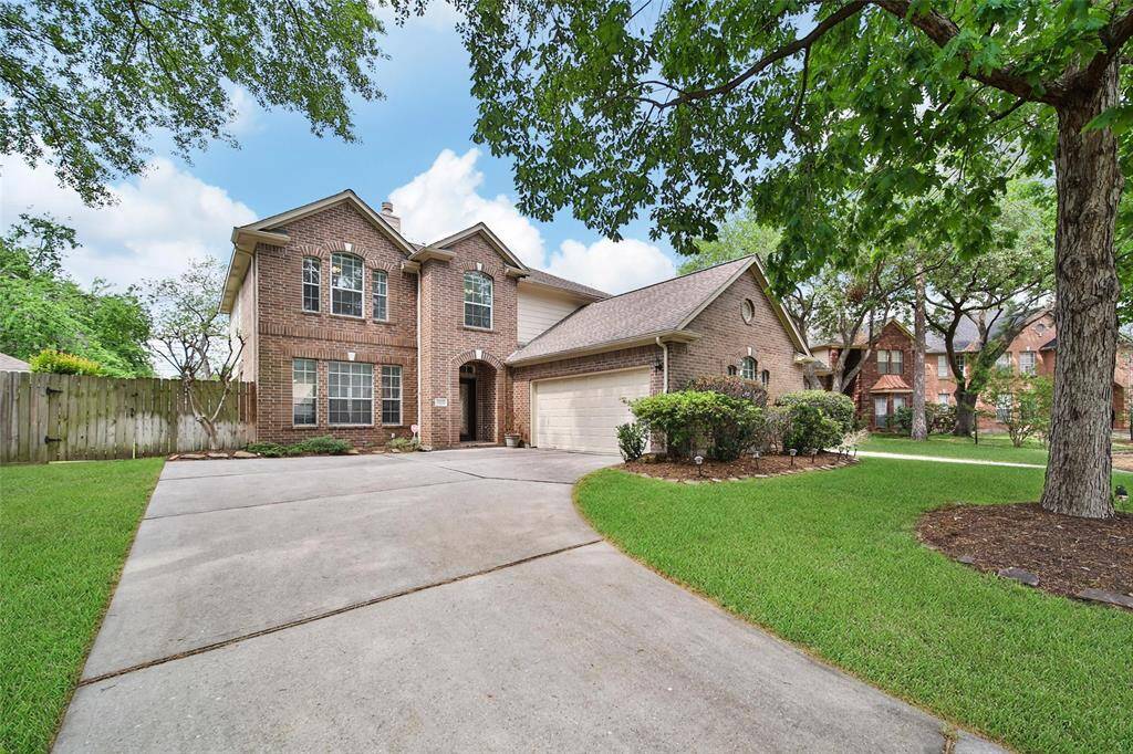 The side swing garage and extended driveway give you plenty of parking for families with multiple vehicles.