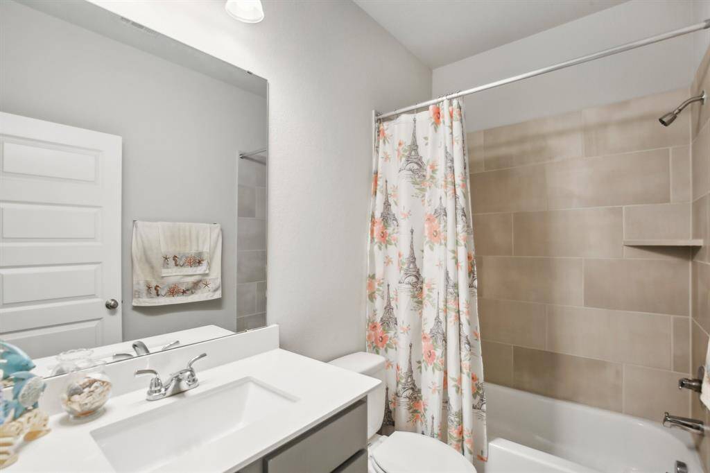 Tub/shower combination in secondarybath