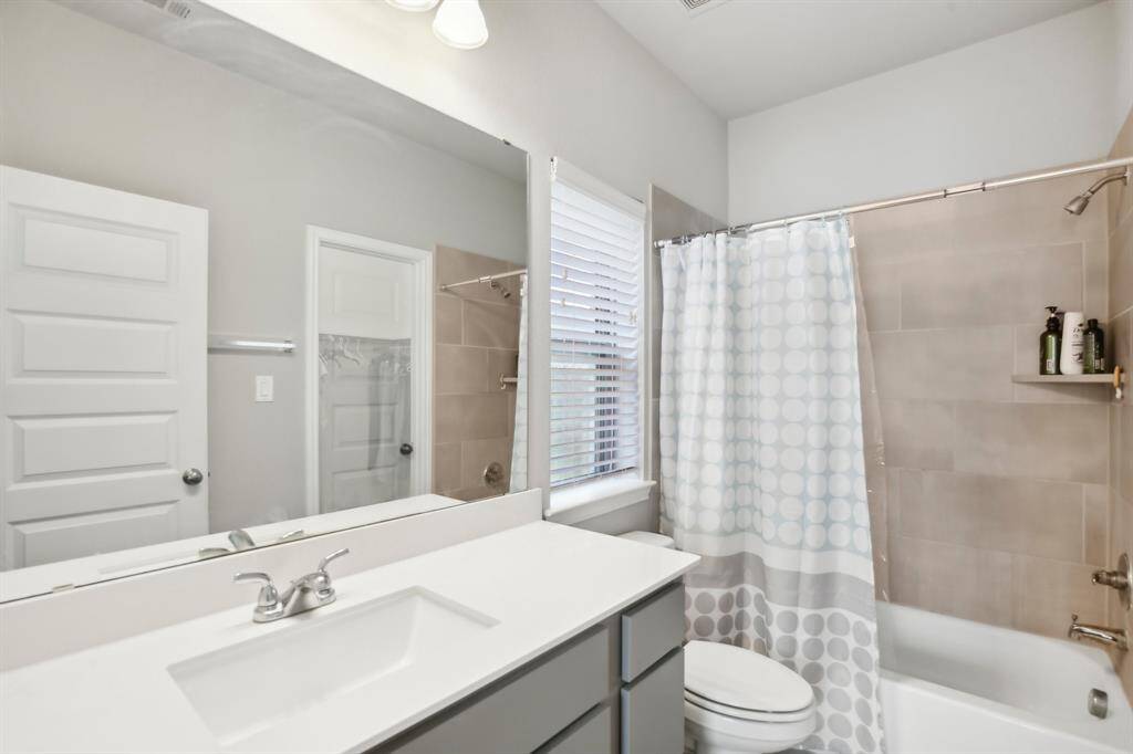 Tub/shower combination in guestbath