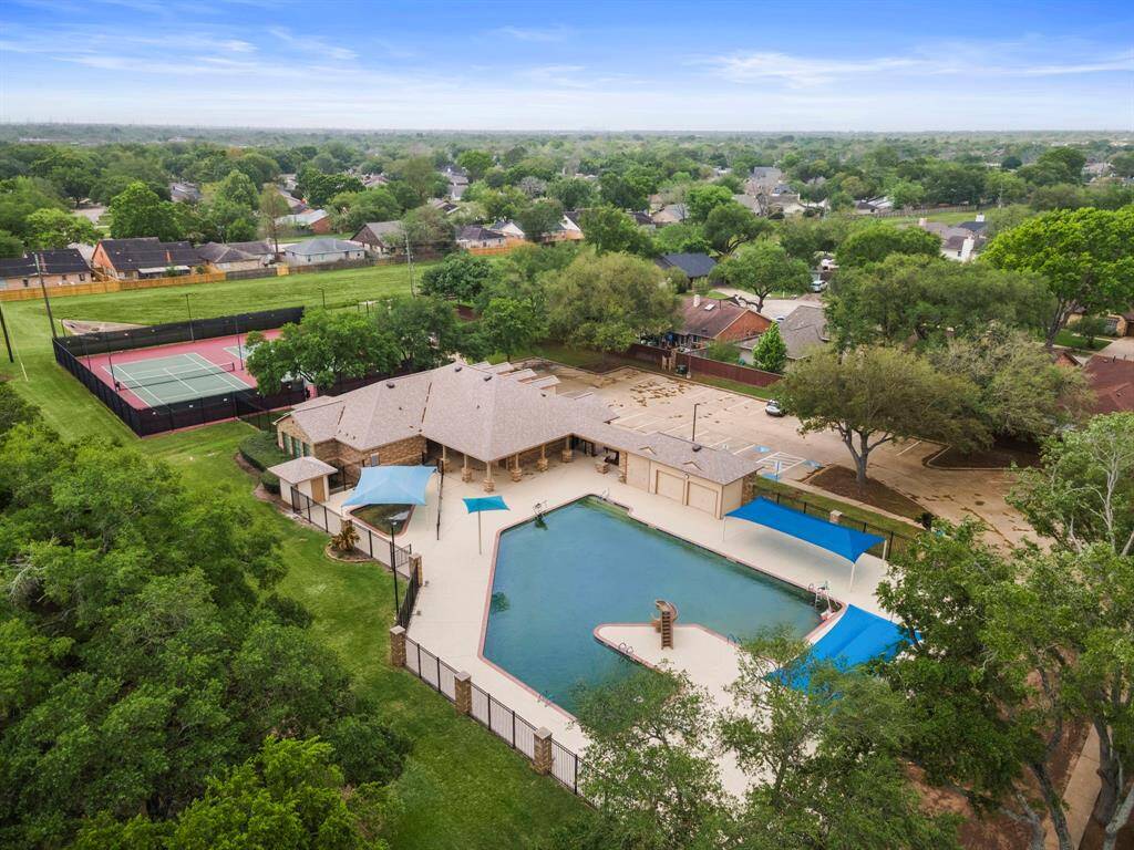 Club house, pool and tennis