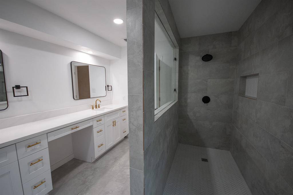 8 ft walk in shower, primary bathroom