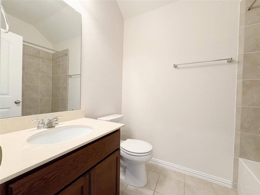 Hallway bath with tub