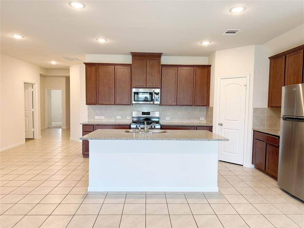 Granite kitchen w/ ss appliances and island