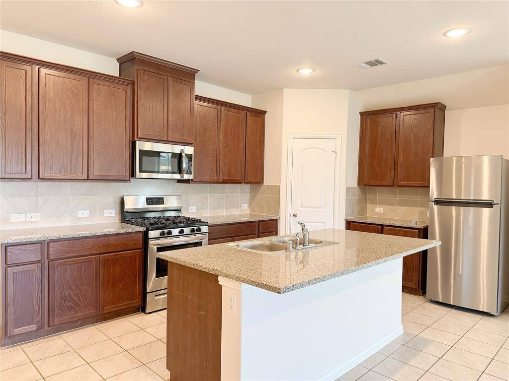 Granite kitchen w/ ss appliances and island