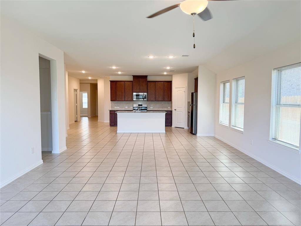 Spacious living room w/ ceiling fan and tile floor