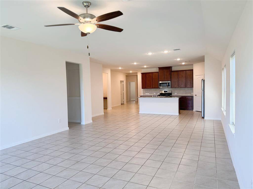 Spacious living room w/ ceiling fan and tile floor