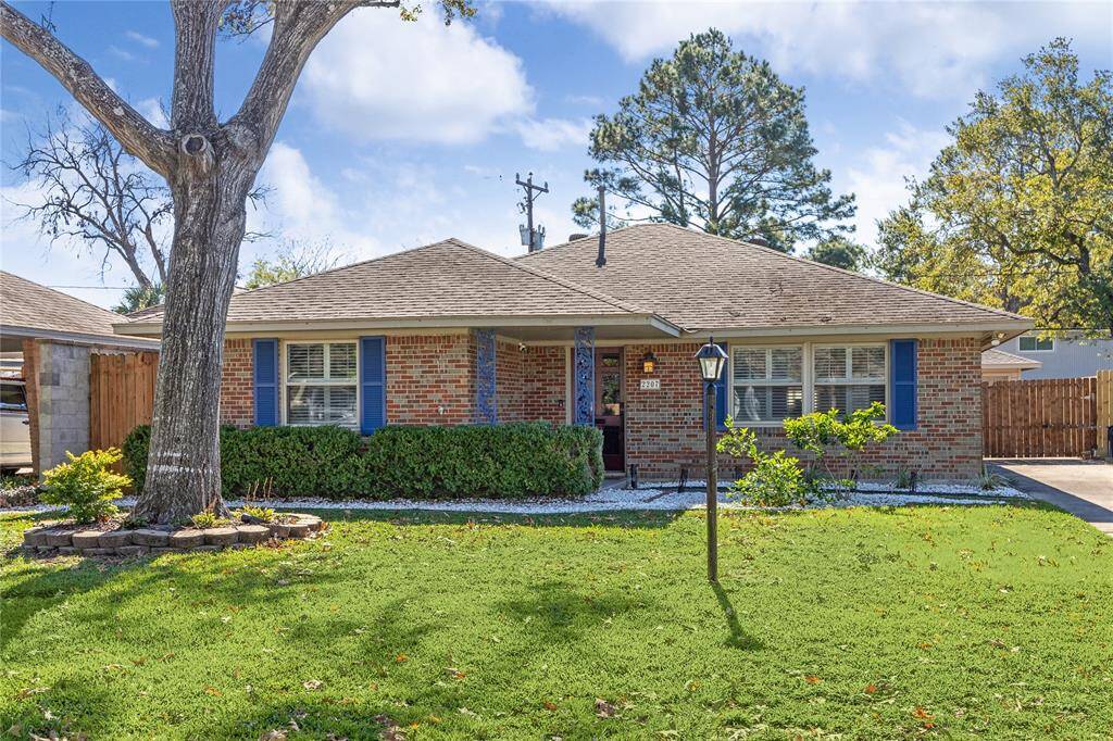 Welcome Home to 2207 Latexo in beautiful Oak Forest.