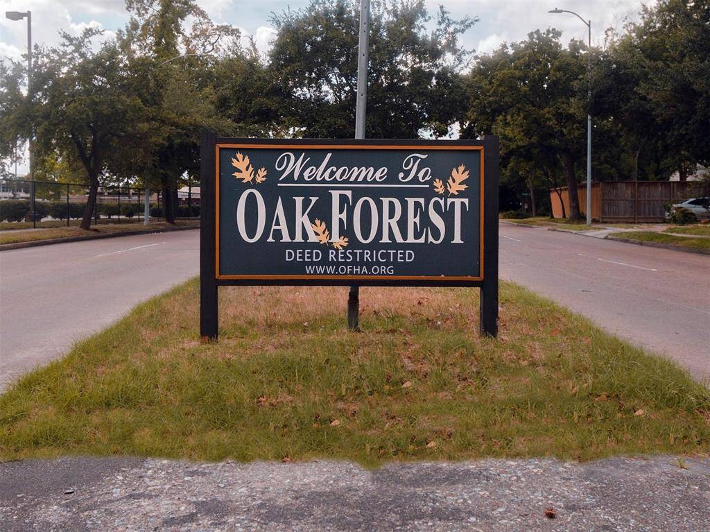 Oak Forest has a voluntary HOA program, some great neighborhood establishments, and a very active community. A really great place to live!