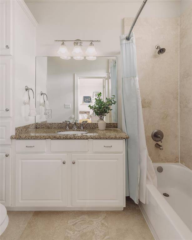 ensuite bath to secondary bedroom
