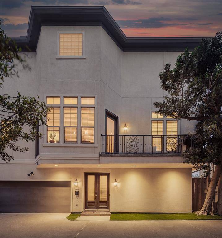 Outside balcony is perfect to put a bbq for grilling.