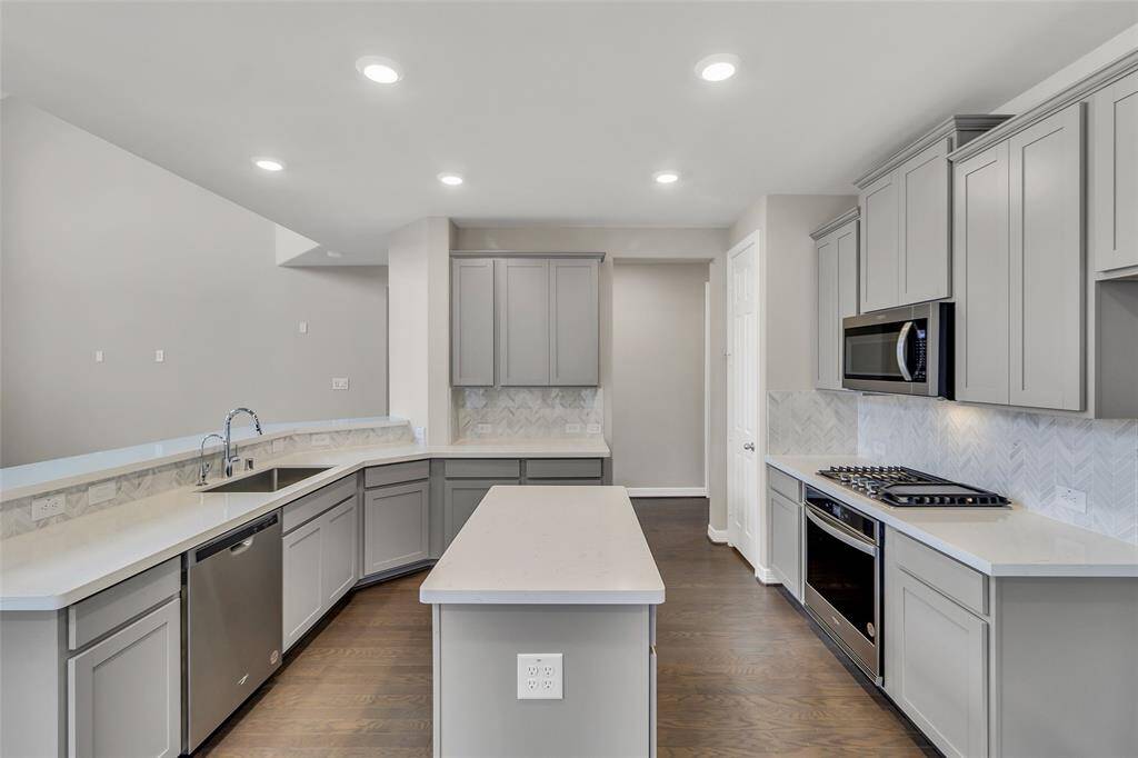 Note: Sample product photo. Actual exterior and interior selections may vary by homesite.