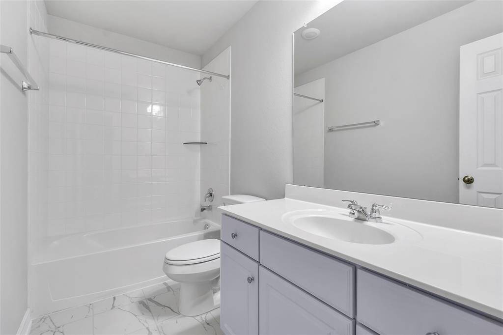 Note: Sample product photo. Actual exterior and interior selections may vary by homesite.