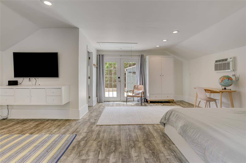 Bright and versatile guest suite.