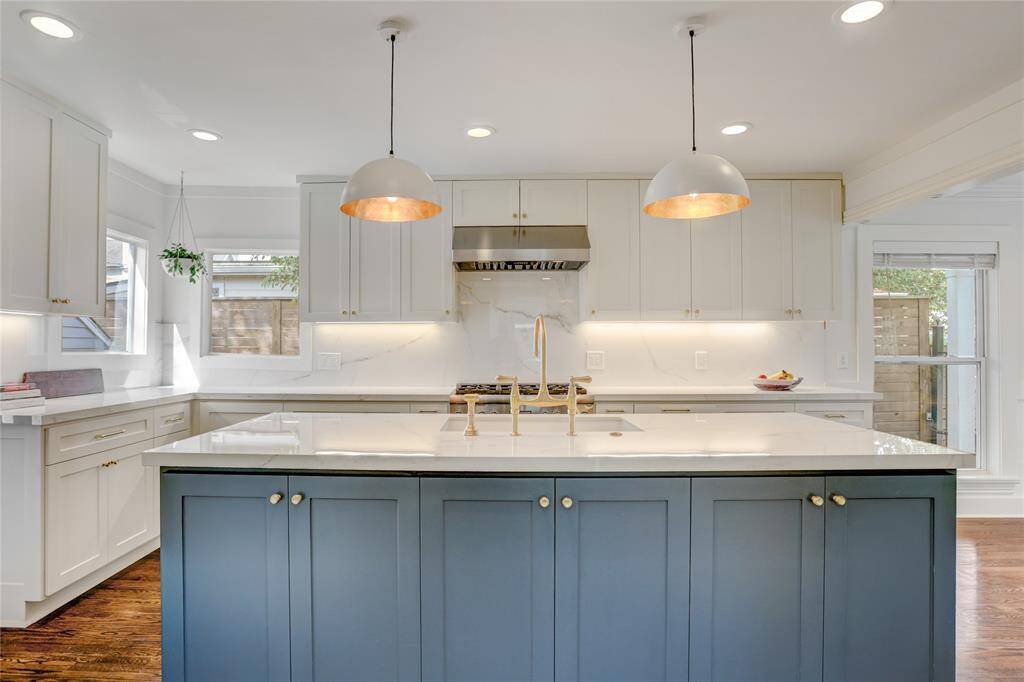 Porcelain countertops and pendant lighting.