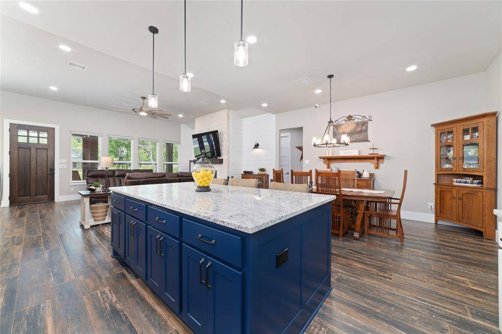 Gourmet kitchen great for entertainment.