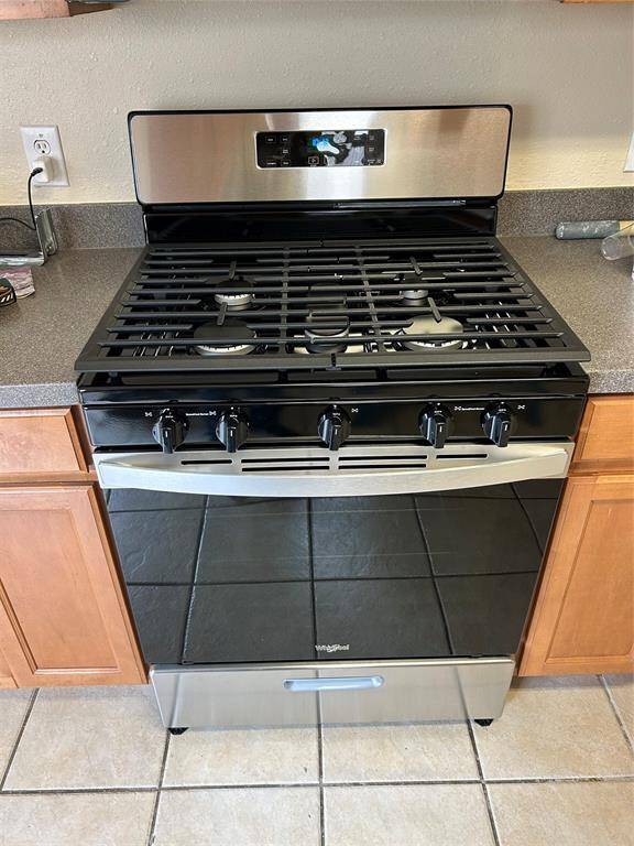 New GE 30-in 5 Burners Freestanding Natural Gas Range - Stainless Steel.