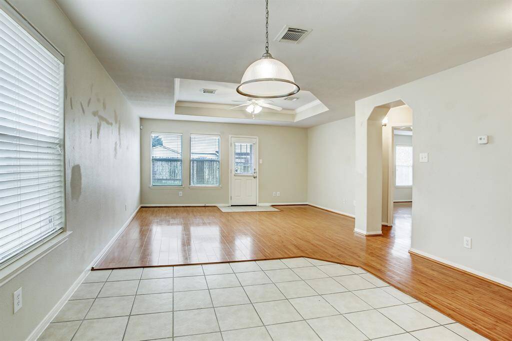 Breakfast room without staging.