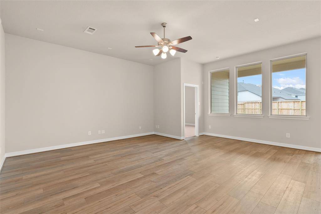 Note: Sample product photo. Actual exterior and interior selections may vary by homesite.