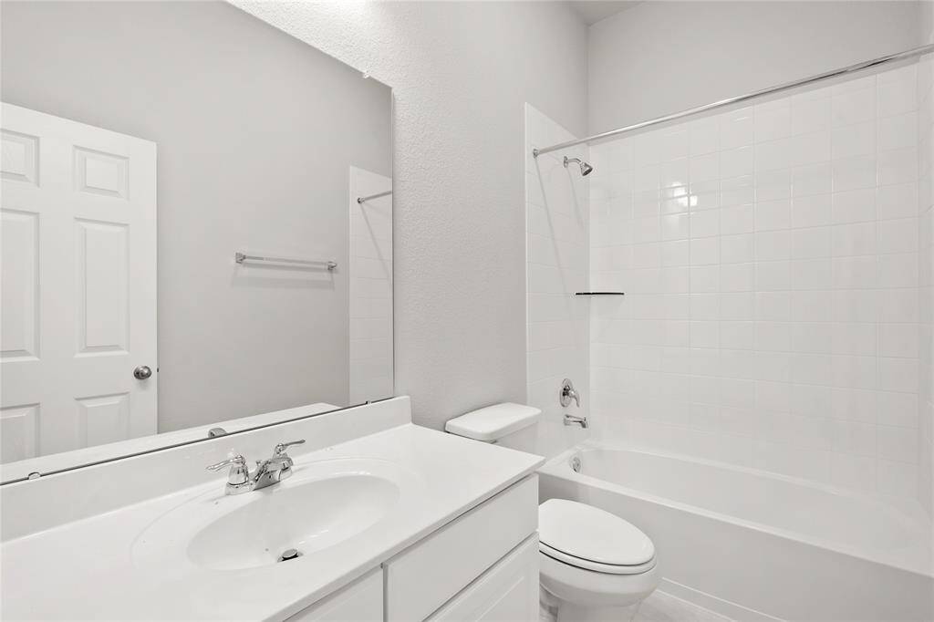 Note: Sample product photo. Actual exterior and interior selections may vary by homesite.