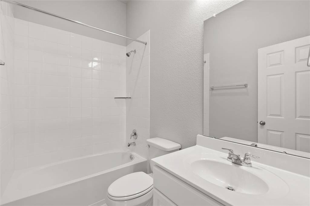 Note: Sample product photo. Actual exterior and interior selections may vary by homesite.