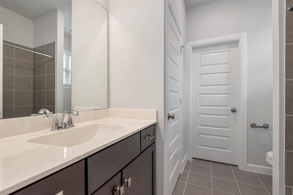Ensuite bath for bedroom #2