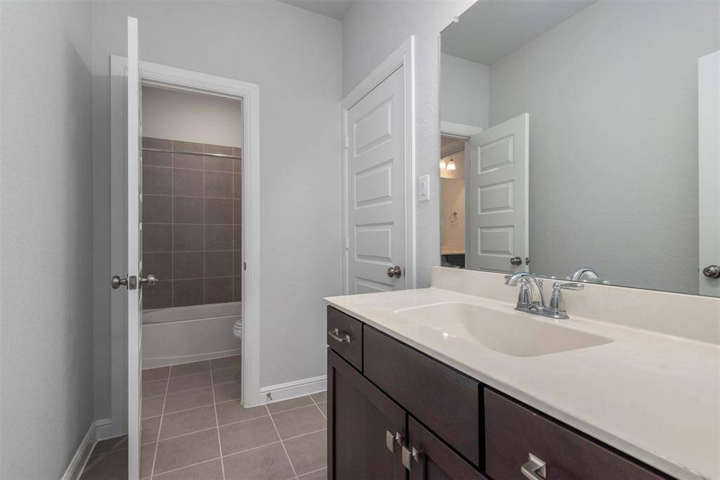 Ensuite bath for bedroom #2