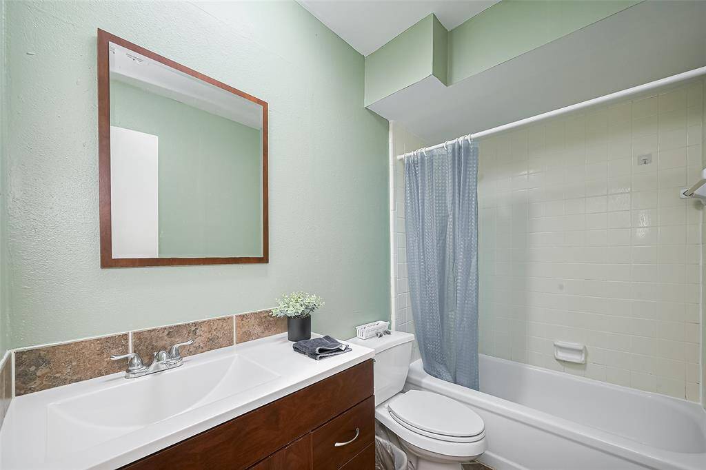 Full Bath 1 - 1st Floor