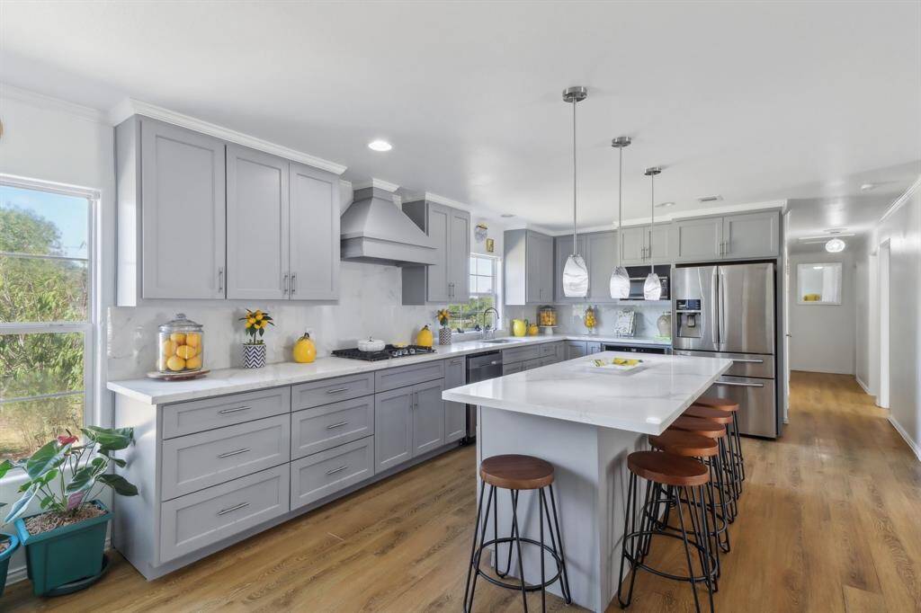"Wow! Expansive counter space and ample seating—perfect for family gatherings and entertaining in style."