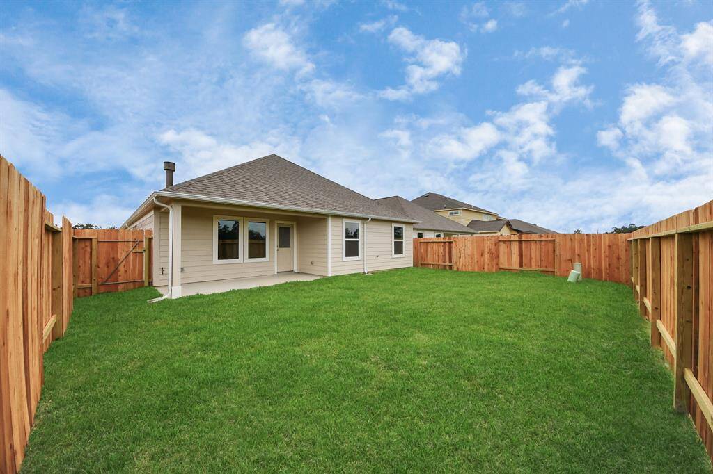 Explore the expansive backyard with its inviting covered patio—a perfect blend of space for the kids to play and adults to unwind. Ideal for creating your outdoor oasis, this backyard accommodates patio furniture, a BBQ pit, and endless possibilities for leisure and entertainment.