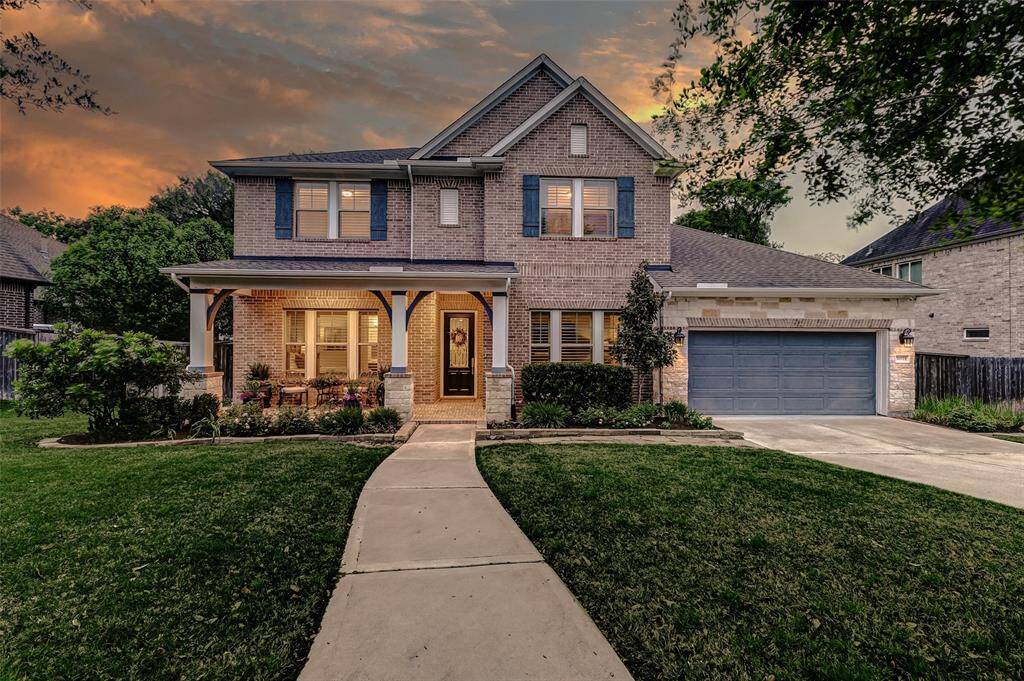 Welcome to this breathtakinghome, nestled in the highlydesirable community of Fullbrookon Fulshear Creek. Thisexceptional 4-bedroom, 3.5 bathroom residence is ideallylocated on a tranquil professionally landscaped lot,providing ultimate privacy andserenity, with no rear neighbors and a greenspace beyond.