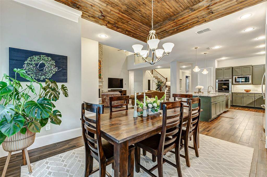 The seamless flow into thedining and living areas makesthis space ideal for hostinggatherings, allowing effortlessinteraction with family andguests while preparing meals.