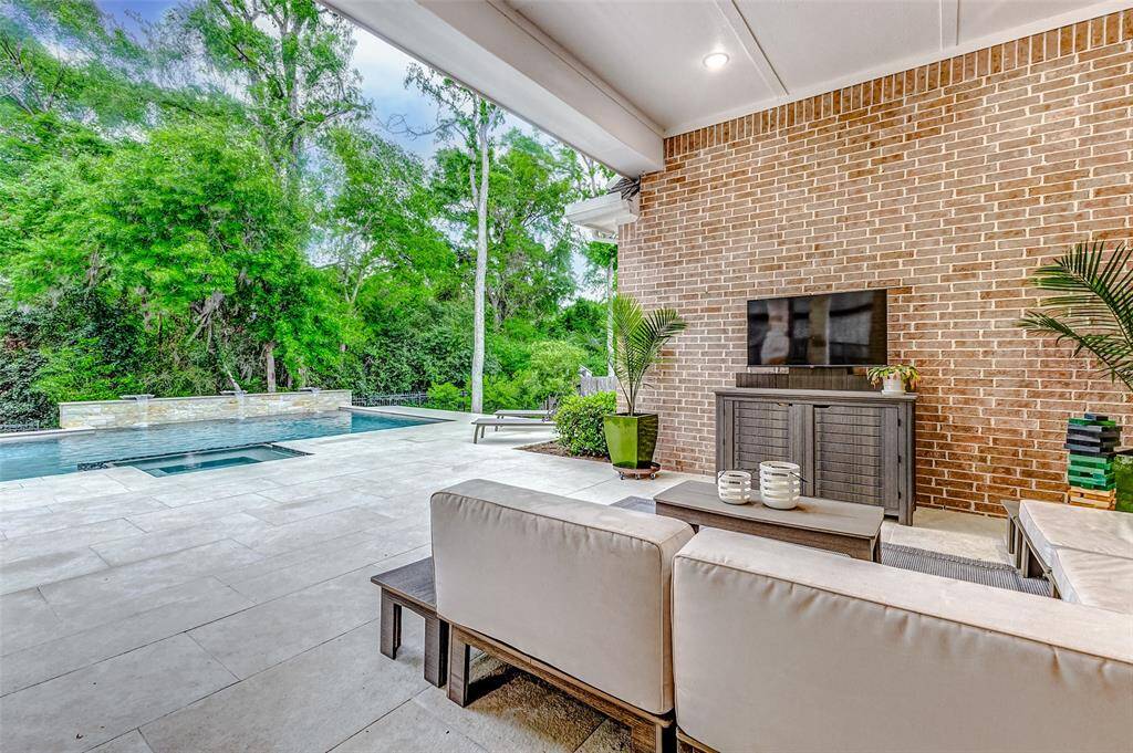 Step outside to your privateoasis, where a spacious coveredpatio awaits, perfect for outdoorrelaxation and entertaining. Thelush green space and fullyfenced backyard, featuring apool, spa, and outdoor kitchen area,provide both privacy and ampleroom for outdoor activities.
